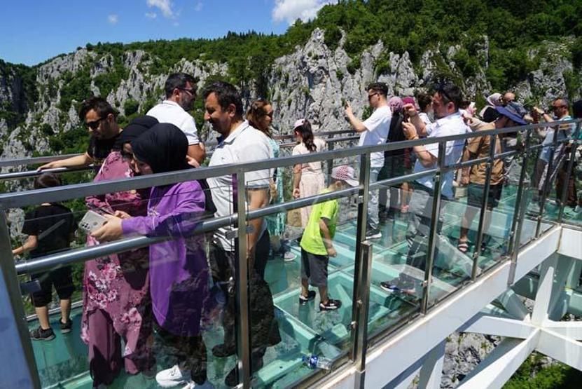 450 metre yükseklikteki kanyon üzerindeki cam teras nefes kesiyor