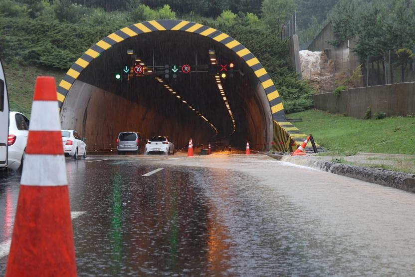 Sağanak etkisini artırdı Bolu Dağı Tüneli ulaşıma kapatıldı