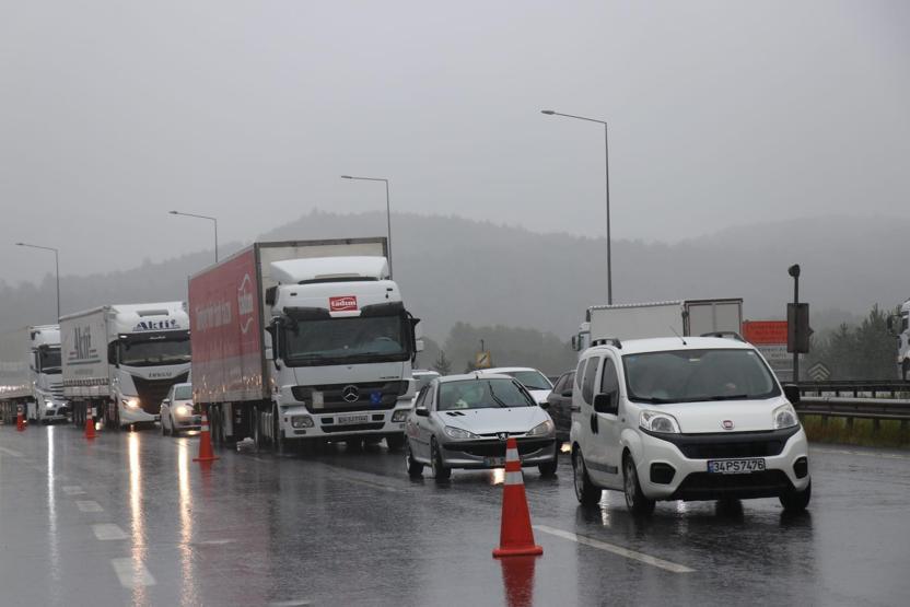 Sağanak etkisini artırdı Bolu Dağı Tüneli ulaşıma kapatıldı