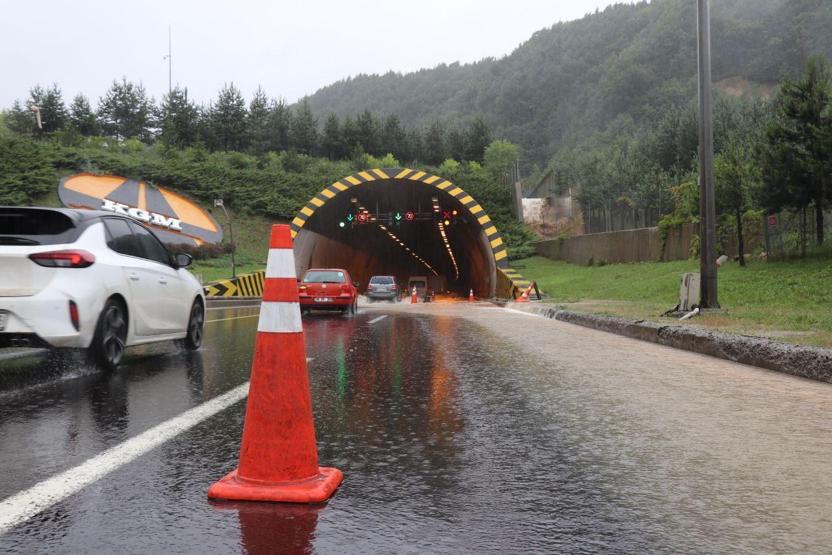 Sağanak etkisini artırdı Bolu Dağı Tüneli ulaşıma kapatıldı