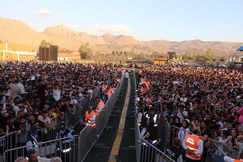 Ağrı Dağı Müzik Festivalinde Mustafa Sandal, Zara ve Kadr konseri
