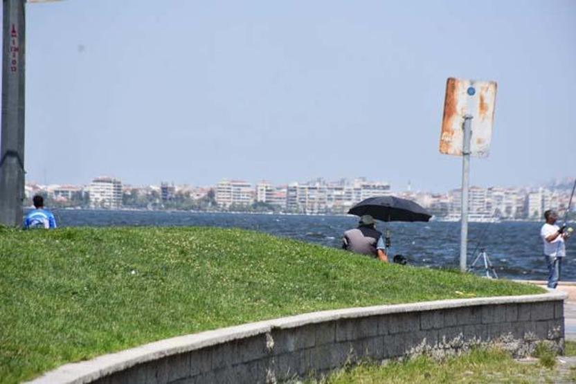 Sıcaklık uyarısı yapılan İzmirde, Kordon boş kaldı