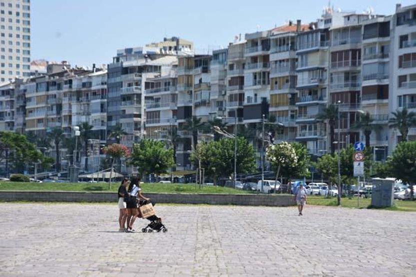 Sıcaklık uyarısı yapılan İzmirde, Kordon boş kaldı
