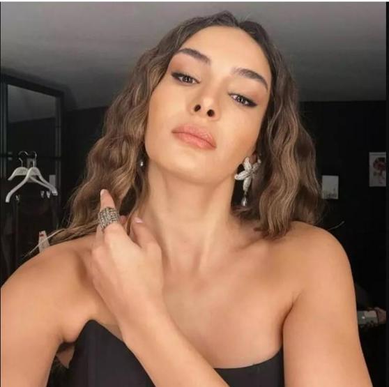 Ebru Şahinden makyajsız tatil paylaşımı