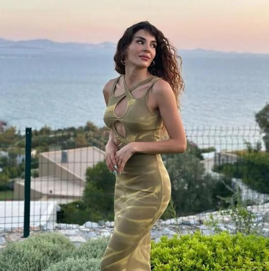 Ebru Şahinden makyajsız tatil paylaşımı