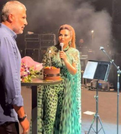 Aslı Hünel eşinin doğum gününü sahnede kutladı