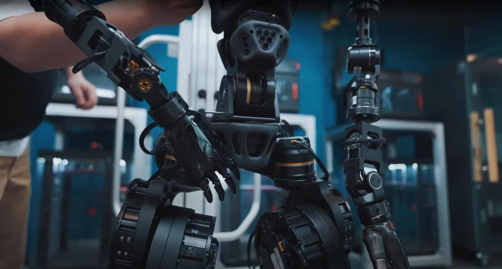 Nüfusu yaşlanan Çin, yüzünü robotlara döndü: İlk seri üretim insansı robot için geri sayım