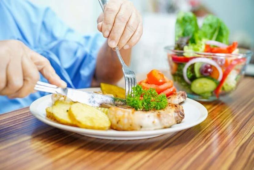 Sağlıklı beslenme ve hareketli yaşam kadar önemli Aileyle yenilen yemekler Alzheimerdan koruyor