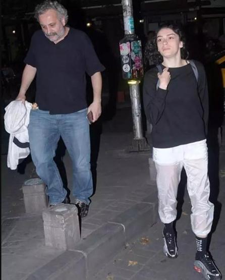 Hazar Ergüçlü ile Kutay Soyocaktan mutluluk pozu