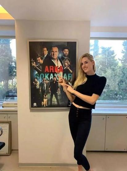 Üçüncü kez hamile olan Wilma Ellesten karnı burnunda bikinili poz