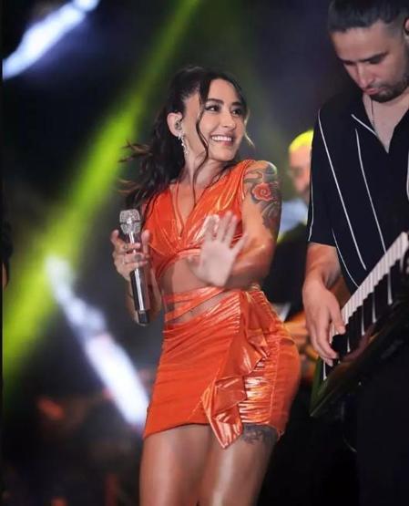 Melek Mosso tatilde aşka geldi
