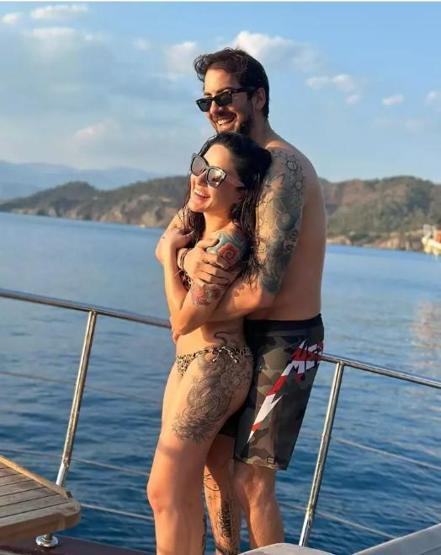 Melek Mosso tatilde aşka geldi