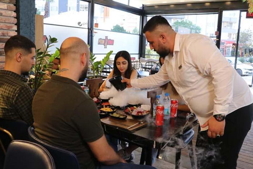 Adanalı dönerciden sıcaklara ilginç çözüm: Müşterilere buzlu servis