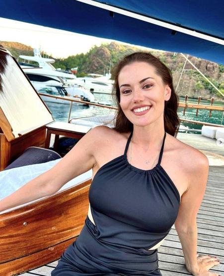 Fahriye Evcen yeni kaşlarını paylaştı