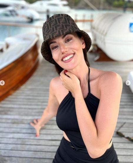 Fahriye Evcen yeni kaşlarını paylaştı