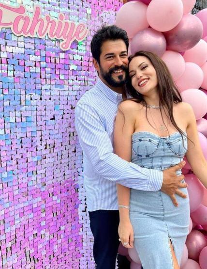 Fahriye Evcen yeni kaşlarını paylaştı