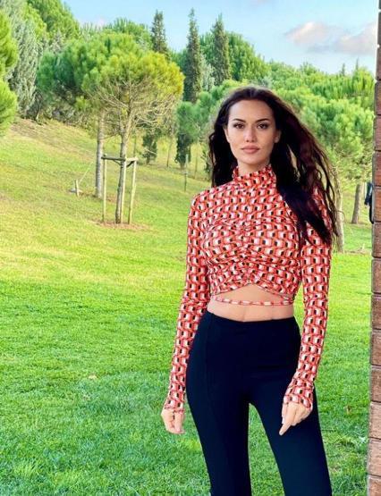 Fahriye Evcen yeni kaşlarını paylaştı