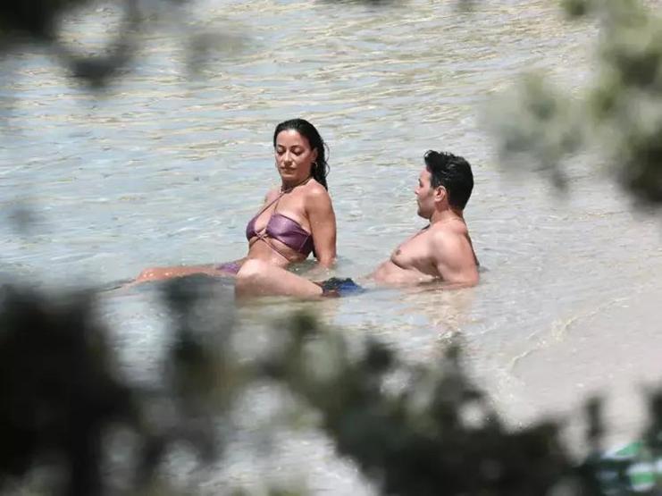 Dilara Büyükbayraktar ve Serdar Yıldırım denizde aşka geldi