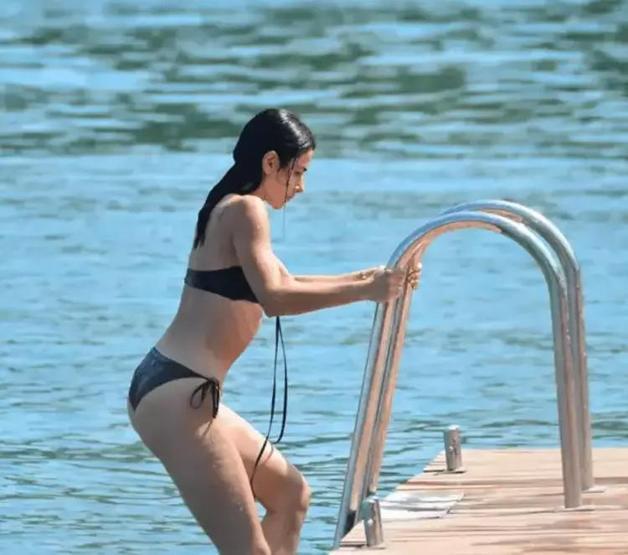 Üstsüz pozlarıyla gündem olan Nesrin Cavadzade eve kapanıp ağlamış