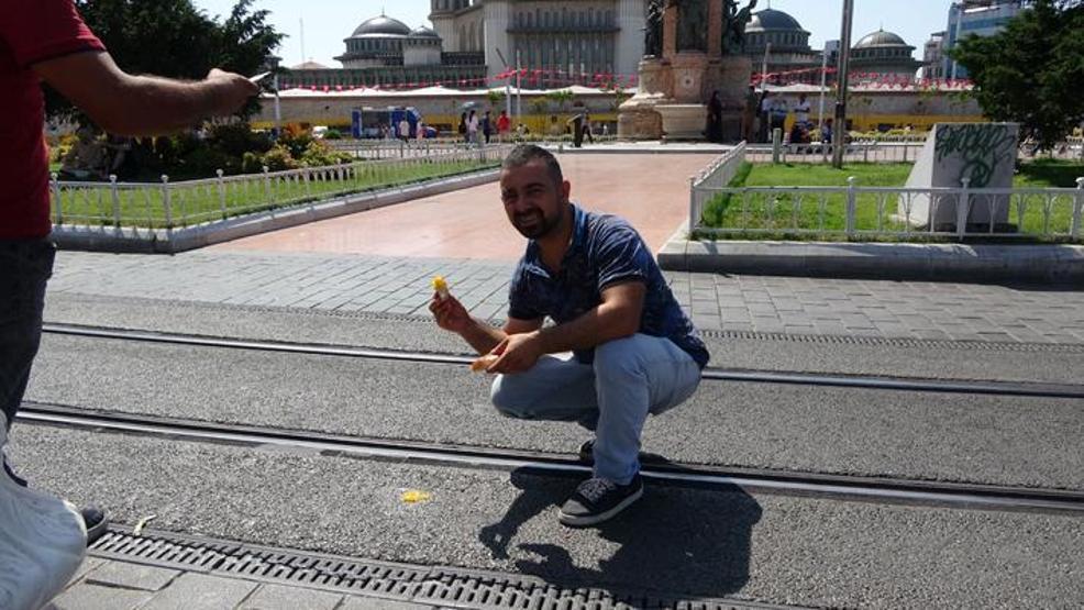 İstanbulda hava sıcaklığı 38 dereceyi gördü Asfaltta yumurta pişirip yedi