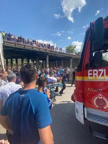 Otomobil ile kamyonet köprüden alt yola uçtu; 1 çocuk, 3 yaralı