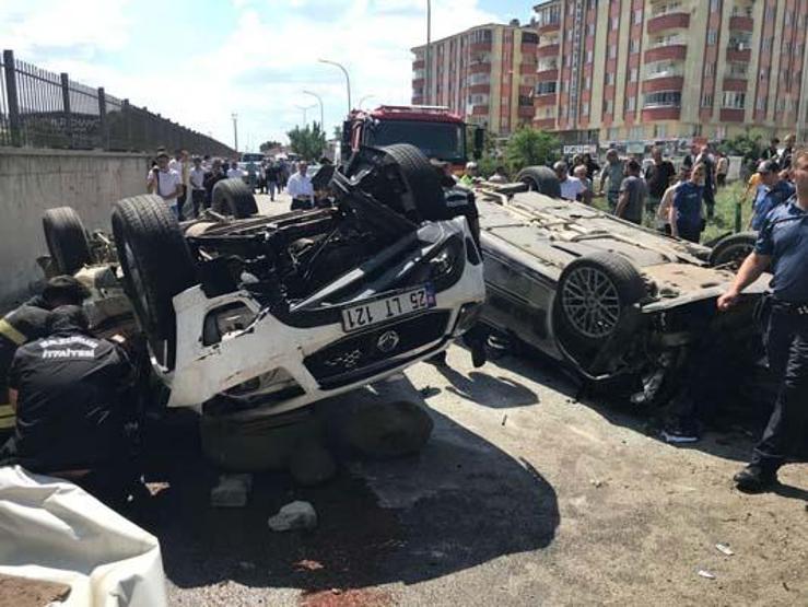 Otomobil ile kamyonet köprüden alt yola uçtu; 1 çocuk, 3 yaralı