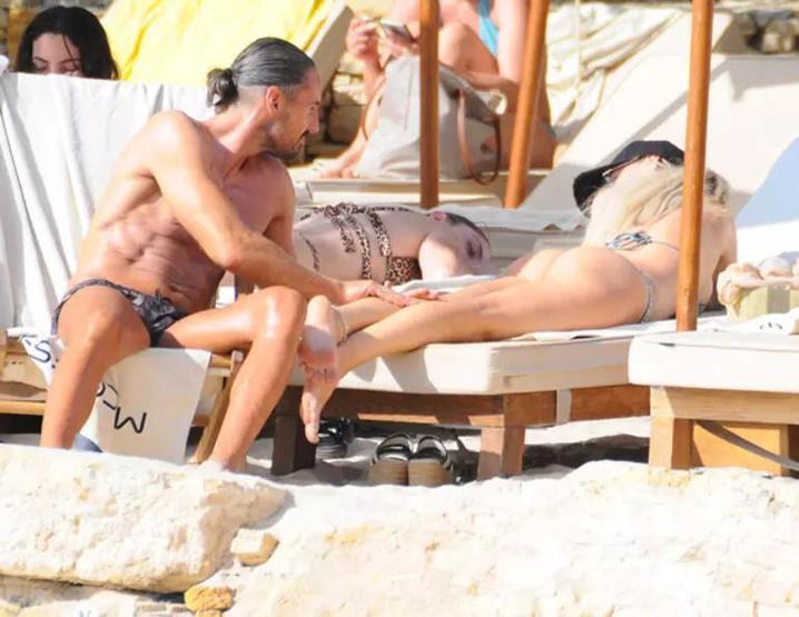 Galatasarayın eski kalecisi Aykut Erçetin ile eşinin aşk tatili