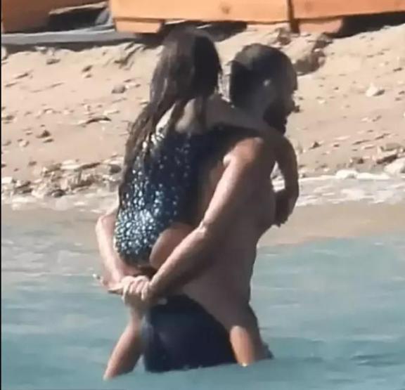 Çeşmede tatilde olan Demet Akalın locasından çıkmadı