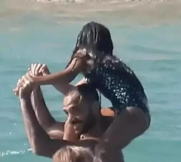 Çeşmede tatilde olan Demet Akalın locasından çıkmadı
