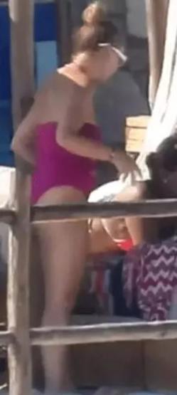 Çeşmede tatilde olan Demet Akalın locasından çıkmadı