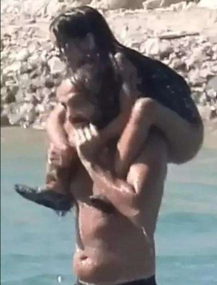 Çeşmede tatilde olan Demet Akalın locasından çıkmadı