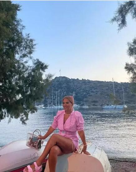 Çeşmede tatilde olan Demet Akalın locasından çıkmadı
