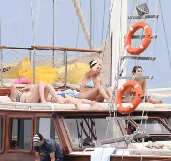Çeşmede tatilde olan Demet Akalın locasından çıkmadı