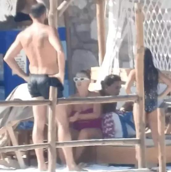 Çeşmede tatilde olan Demet Akalın locasından çıkmadı