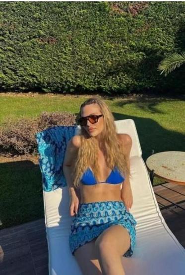 Yasemin Şefkatliden şezlong pozu