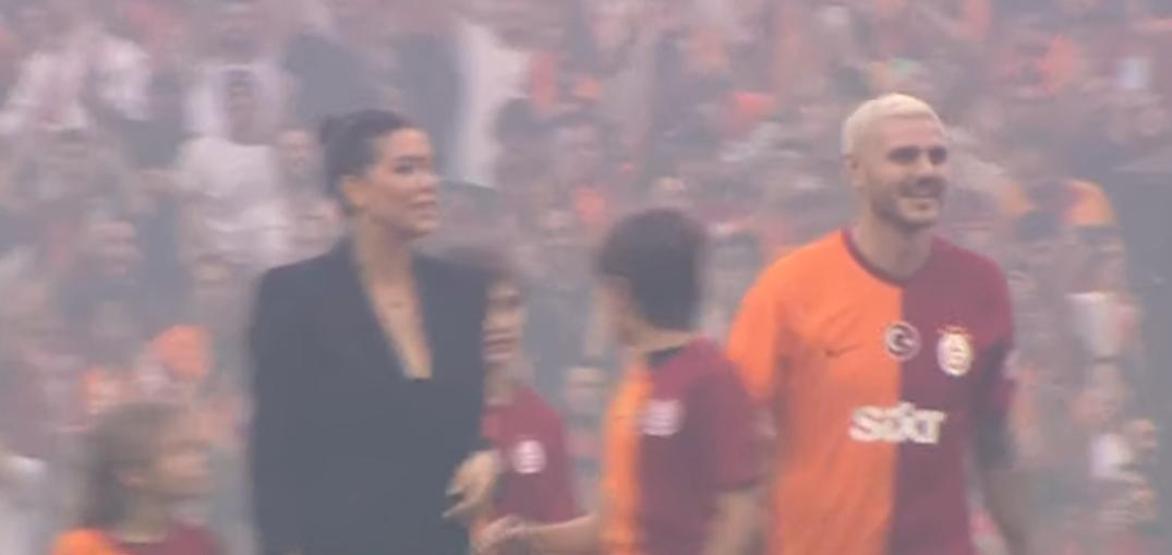 Galatasarayda yeni transferler için imza töreni düzenlendi Fenerbahçeye gönderme