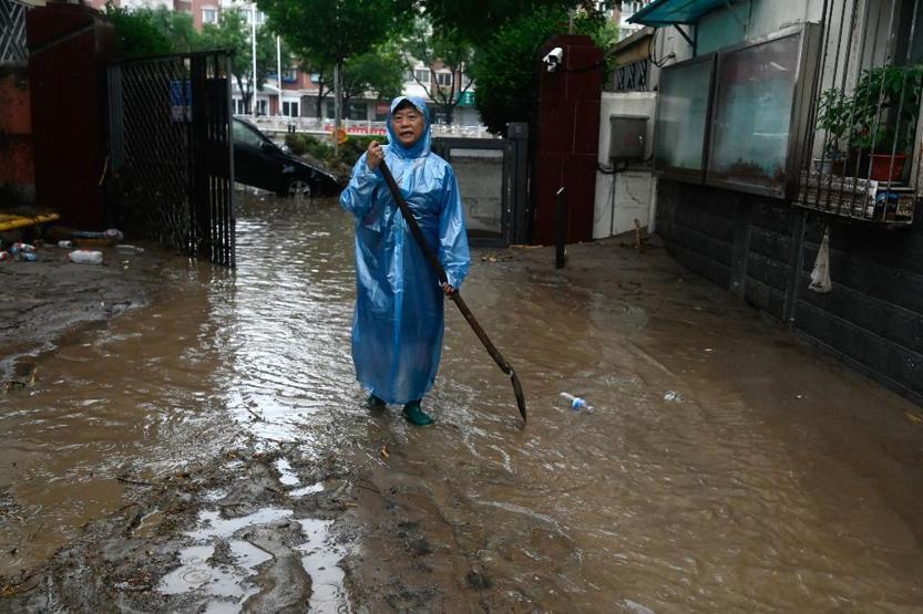 Pekin’de kırmızı alarm: Yollar göle döndü, araçlar sürüklendi, evleri su bastı…