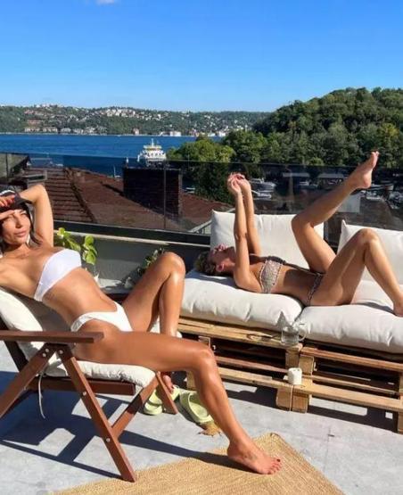Melisa Döngelin çatıda güneş keyfi