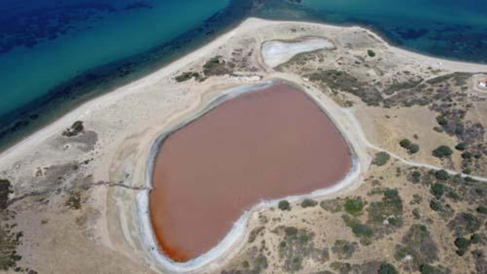 Çanakkalede Kalpli Göl, pembe renge büründü