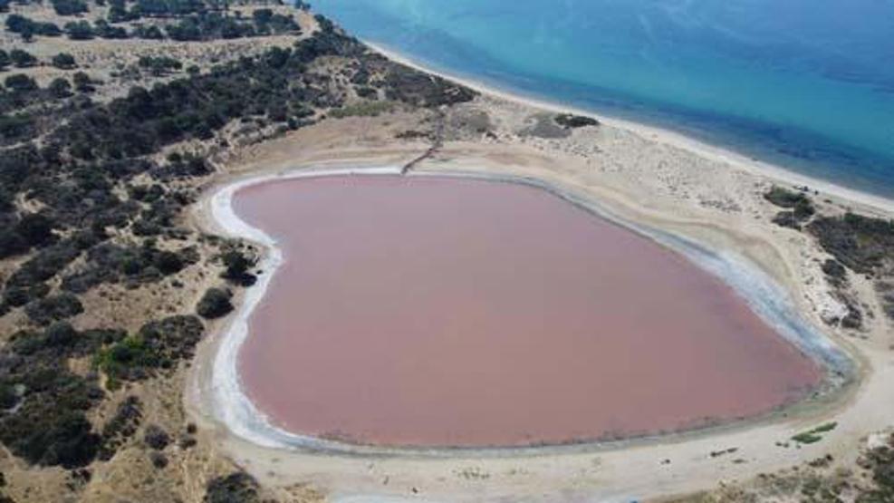 Çanakkalede Kalpli Göl, pembe renge büründü