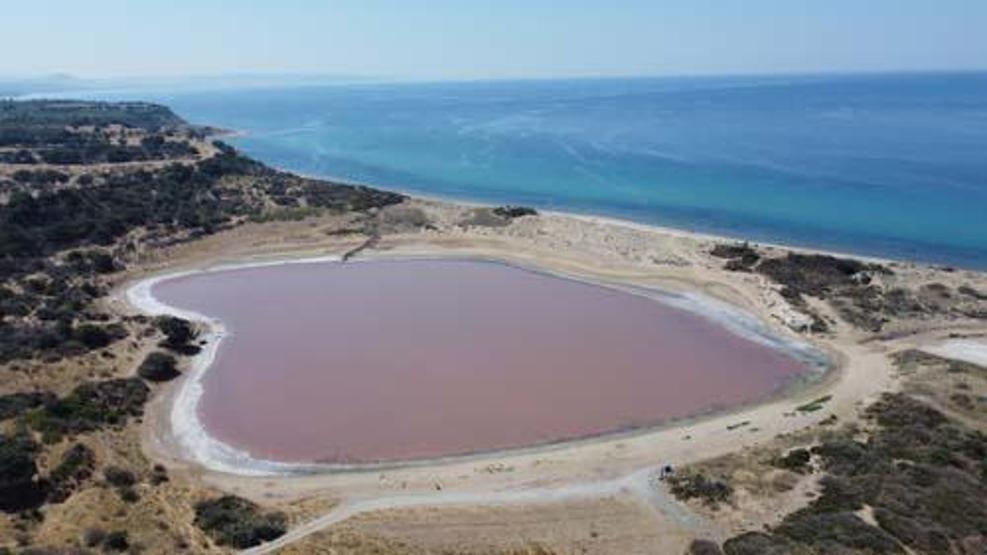 Çanakkalede Kalpli Göl, pembe renge büründü