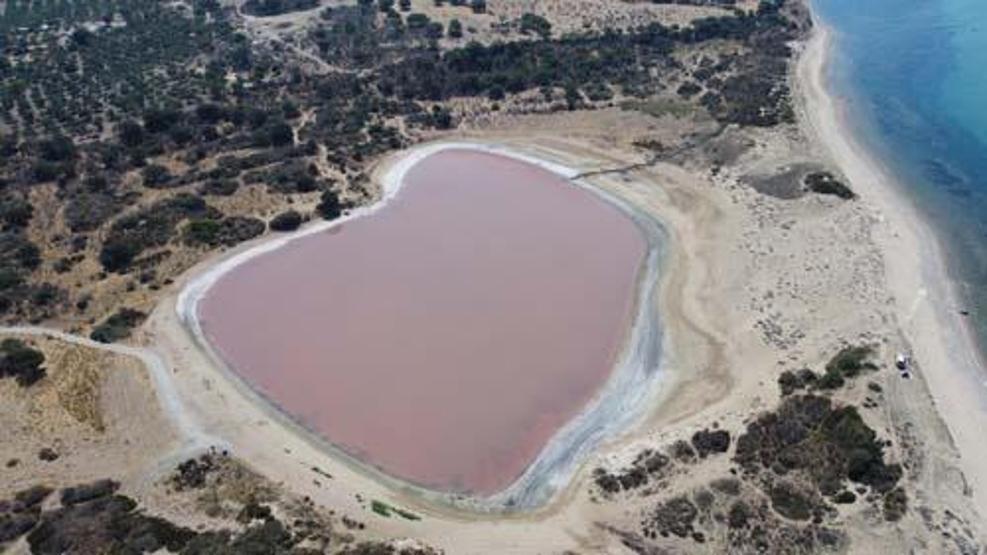 Çanakkalede Kalpli Göl, pembe renge büründü