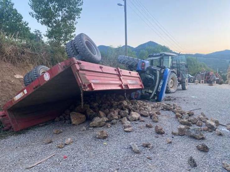 Devrilen traktörün altında kalan sürücünün 2,5 yaşındaki kızı öldü