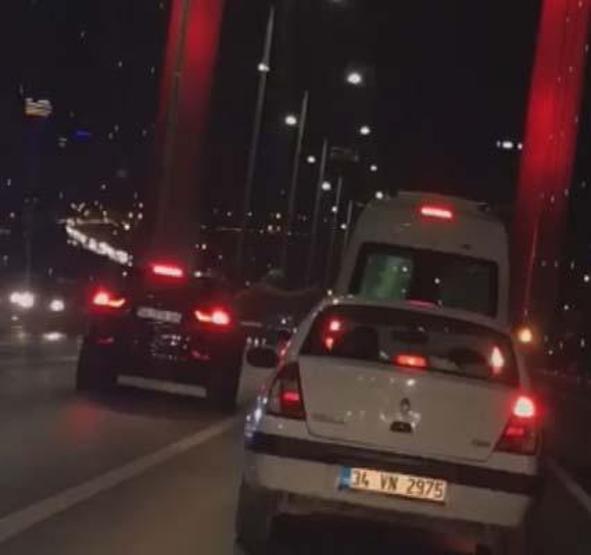 15 Temmuz Şehitler Köprüsünün ortasında camdan sarkıp tartıştığı şoföre vurmaya çalıştı