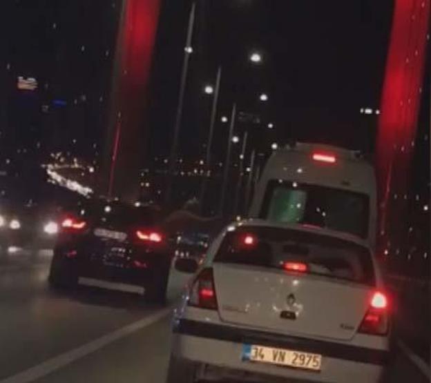 15 Temmuz Şehitler Köprüsünün ortasında camdan sarkıp tartıştığı şoföre vurmaya çalıştı