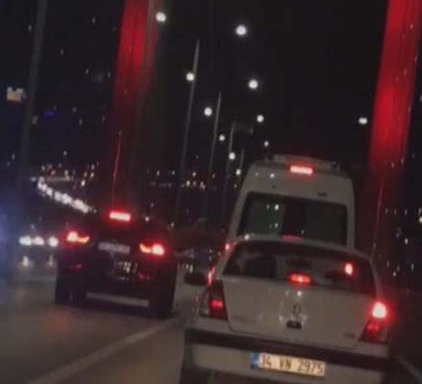 15 Temmuz Şehitler Köprüsünün ortasında camdan sarkıp tartıştığı şoföre vurmaya çalıştı