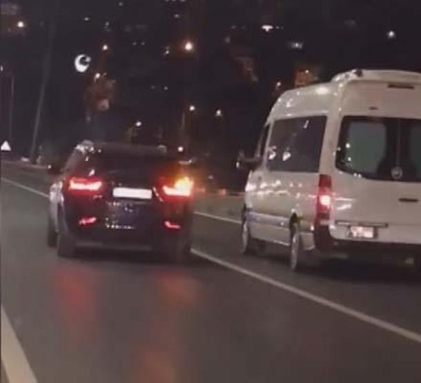 15 Temmuz Şehitler Köprüsünün ortasında camdan sarkıp tartıştığı şoföre vurmaya çalıştı
