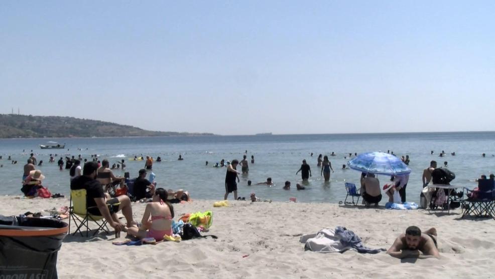 Termometreler 38 dereceyi gösterdi Sıcaktan bunalan vatandaşlar sahile akın etti
