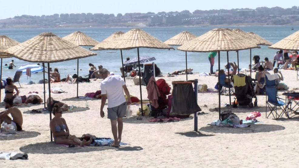 Termometreler 38 dereceyi gösterdi Sıcaktan bunalan vatandaşlar sahile akın etti