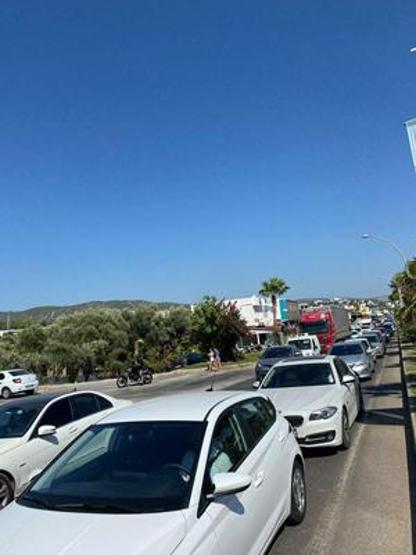 Bodrumda su isale hattı patladı, cadde suyla doldu